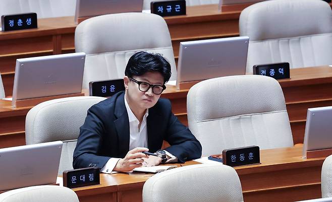 한동훈 무소속 의원이 지난 20일 국회 본회의에서 열린 윤석열·김건희에 의한 내란·외환 및 국정농단 행위의 진상규명을 위한 특별검사 임명 등에 관한 법률 일부개정법률안에 대한 윤상현 국민의힘 의원의 필리버스터(무제한 토론을 통한 합법적인 의사진행 방해)를 보고 있다. 임현동 기자