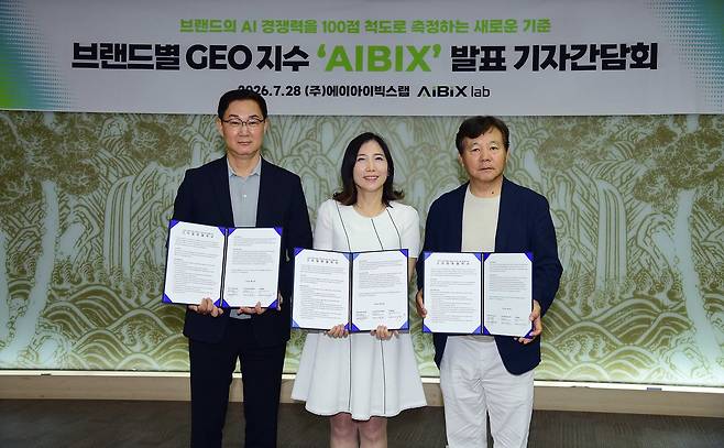 에이아이빅스랩은 28일 서울 중구 한국의집에서 진행한 기자간담회를 통해 AI 브랜드 경쟁력 지수인 ‘에이아이빅스(AIBIX)’를 발표했다. (왼쪽부터)김준현 에이아이빅스랩 대표, 손은경 플립비 대표, 김세을 한국빅데이터학회 상임이사.