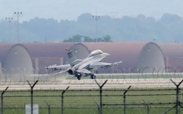 경기 평택시 주한미군 오산공군기지에 F-16 전투기가 이륙하는 모습. /사진=뉴스1