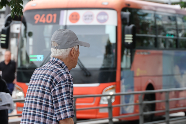 한 노인이 서울역버스환승센터를 걸어가고 있다. 연합뉴스