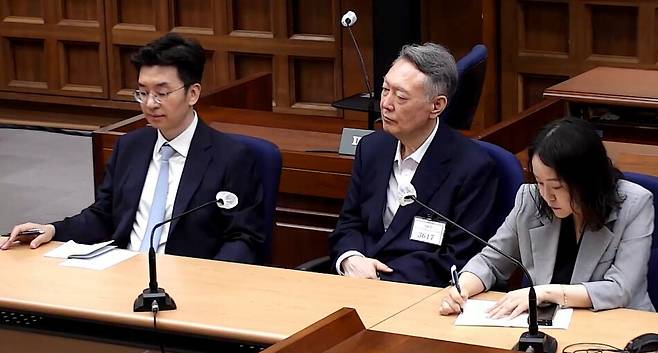 윤석열 전 대통령이 27일 서울 서초구 서울중앙지방법원에서 열린 공직선거법 위반 혐의 사건 1심 선고 공판에 출석해 선고 주문을 듣고 있다. 연합뉴스