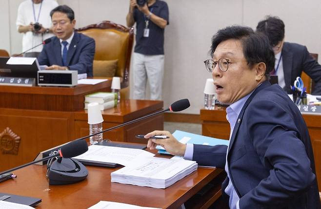 28일 국회에서 열린 법제사법위원회 법안심사1소위원회 회의에서 위원장인 김승원 더불어민주당 의원(왼쪽)이 안건 순서 변경을 설명하자 박형수 국민의힘 의원이 협의 없는 순서 변경이라며 항의하고 있다. 연합뉴스
