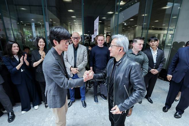 이해진 네이버 의장과 젠슨황 엔비디아 CEO가 지난달 8일 네이버 1784 사옥에서 만나 인사하고 있다. 2026.07.27./사진제공=네이버
