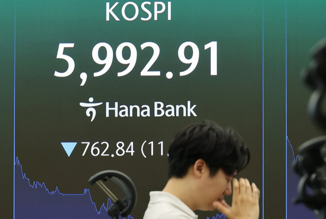 28일 서울 하나은행 본점 딜링룸에서 직원들이 증시와 환율을 모니터하고 있다. 연합뉴스