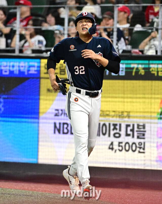 2026년 7월 28일 오후 인천 SSG랜더스파크에서 열린 '2026 신한 SOL KBO리그' 두산 베어스와 SSG 랜더스의 경기. 두산 1루 주자 김대한이 7회초 2사 1루서 세베리노의 1타점 동점 2루타 때 홈을 밟은 뒤 심호흡을 하고 있다./유진형 기자