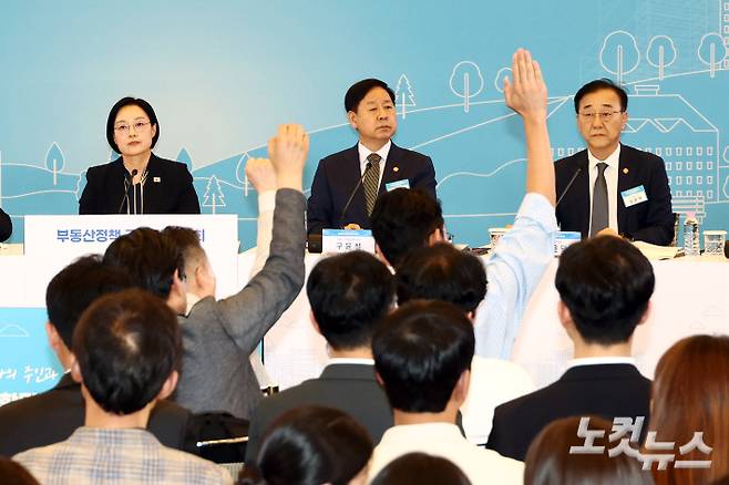 한성숙 국무총리와 구윤철 부총리 겸 재정경제부 장관, 김윤덕 국토교통부 장관이 27일 서울 대한상공회의소에서 열린 부동산정책 국민 대토론회에서 참석자들의 질문을 받고 있다. 박종민 기자
