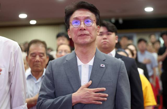 ▲더불어민주당 김민석 당 대표 후보가 28일 오전 경남 창원시 의창구 창원대학교 산학협동관에서 열린 경남 창원 권리당원 강연회에서 국기에 경례하고 있다. ⓒ연합뉴스
