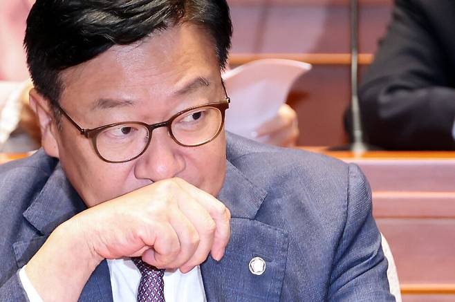 정점식 국민의힘 원내대표가 7월21일 국회에서 열린 의원총회에서 잠시 생각에 잠겨 있다. ⓒ연합뉴스