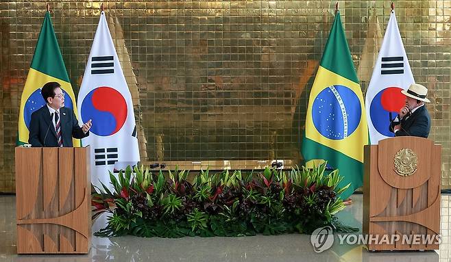 한-브라질 공동언론발표 (브라질리아=연합뉴스) 한상균 기자 = 이재명 대통령과 루이스 이나시우 룰라 다시우바 브라질 대통령이 27일(현지시간) 브라질리아 대통령관저에서 공동언론발표를 하고 있다. 2026.7.28 xyz@yna.co.kr