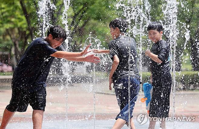 '폭염 풍경' (대구=연합뉴스) 김현태 기자 = 대구 전 지역에 폭염특보가 내려진 27일 오후 대구 동구의 한 공원 바닥분수에서 학생들이 물놀이로 폭염을 씻고 있다. 2026.7.27 mtkht@yna.co.kr