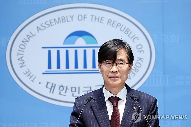 조경태 의원, 윤리위 징계 절차 개시 공개 반발 (서울=연합뉴스) 이동해 기자 = 국민의힘 조경태 의원이 28일 국회 소통관에서 중앙윤리위원회가 전날 자신에 대한 징계 절차를 개시한 것과 관련해 입장을 밝히는 기자회견을 하고 있다.
조 의원은 야당 몫 국회부의장을 본회의에서 선출하는 과정에서 박덕흠 부의장을 겨냥해 다른 당 의원들에게 낙선 전화를 한 것이 윤리위에서 문제가 됐다. 2026.7.28 eastsea@yna.co.kr