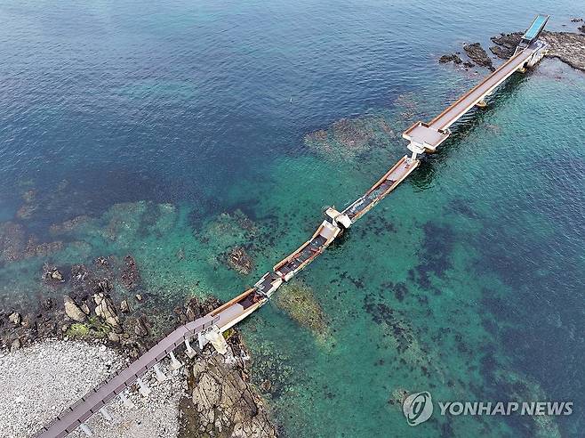 교각과 상판 붕괴한 포항 보릿돌교 (포항=연합뉴스) 김현태 기자 = 28일 오후 경북 포항시 남구 구룡포읍 장길리 해상인도교 보릿돌교의 교각과 상판 일부가 붕괴해 있다. 사고 발생 후 지금까지 인명피해는 없는 것으로 알려졌다. 2026.7.28 mtkht@yna.co.kr
