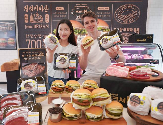 29일 서울 마포구 노브랜드 버거 홍대점 팝업매장에서 모델들이 신세계푸드의 노브랜드 버거 '버크셔K 카츠'와 '버크셔K 카츠 어니언'을 소개하고 있다. (사진=신세계푸드).