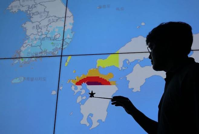 일본 규슈 구마모토에서 규모 7.1 강진이 발생하며 국내 일부 지역에서도 유감 신고가 잇따르는 가운데 28일 오후 서울 동작구 기상청 모니터에 계기진도 등 지진 정보가 표시되어 있다. 연합뉴스