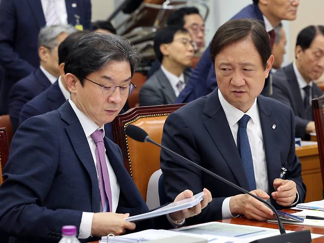 이억원 금융위원장과 이찬진 금융감독원장이 29일 서울 여의도 국회에서 열린 정무위원회 전체회의에서 대화를 나누고 있다. /뉴스1