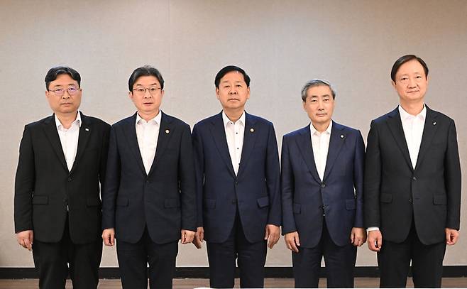 7월 29일 서울 종로구 정부서울청사에서 열린 긴급 시장상황점검회의에서 참석자들이 사진촬영을 하고 있다. 왼쪽부터 하준경 청와대 경제성장수석, 이억원 금융위원장, 구윤철 부총리, 신현송 한국은행 총재, 이찬진 금융감독원장. (사진=재정경제부)