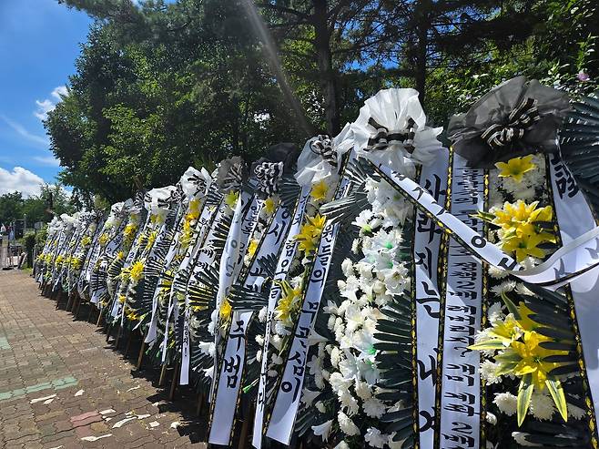 29일 국회 앞으로 개인투자자단체가 보낸 근조화환. 사진 여성국 기자