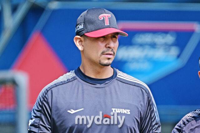 28일 서울 잠실야구장에서 열린 '2026 신한 SOL KBO리그' 키움 히어로즈와 LG 트윈스 경기.LG 새 외국인 투수 카라스코가 경기 전 몸을 풀기 위해 경기장에 나오고 있다./잠실=한혁승 기자
