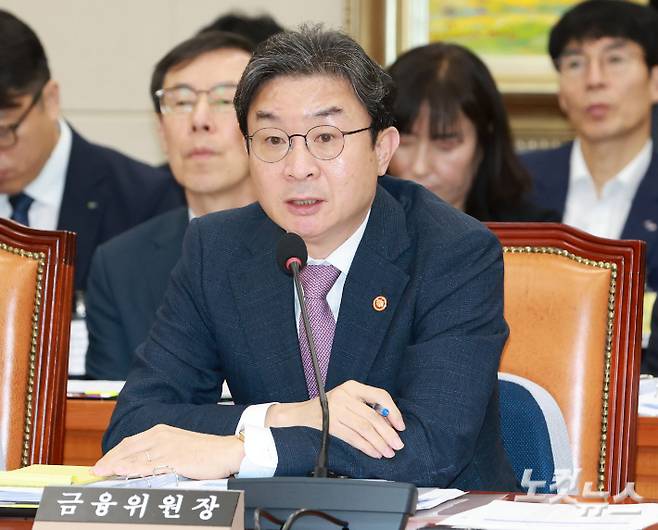 이억원 금융위원장이 29일 서울 여의도 국회에서 열린 정무위원회 전체회의에서 의원들의 질의에 답하고 있다. 윤창원 기자