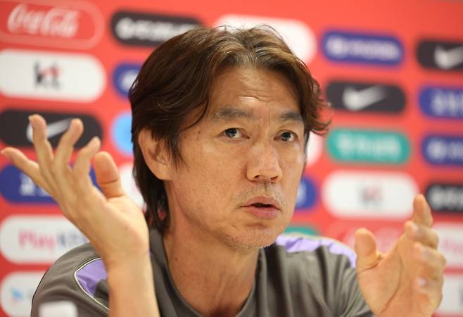 질문에 답하는 홍명보 감독 - 2026 북중미 월드컵 A조 조별리그 3차전에서 남아공에 패해 32강 합류를 위해 다른 조의 결과를 기다리고 있는 한국 축구국가대표팀이 25일(현지시간) 팀 베이스캠프인 멕시코 과달라하라로 돌아와 사포판 치바스 바예 베르데에서 회복훈련을 했다. 훈련에 앞서 홍명보 감독이 기자의 질문에 답하고 있다. 2026.6.26 연합뉴스