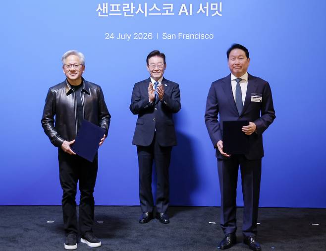 젠슨 황(왼쪽부터) 엔비디아 최고경영자(CEO), 이재명 대통령, 최태원 SK그룹 회장이 지난 24일(현지 시간) 미국 캘리포니아주 샌프란시스코에서 열린 AI 서밋에서 전략적 투자 협약을 체결하고 있다. 연합뉴스