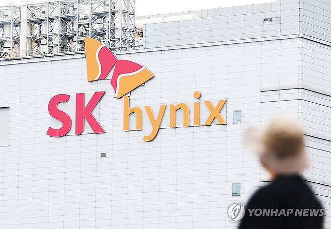 SK하이닉스, 시총 '1조달러 클럽' 진입 (수원=연합뉴스) 홍기원 기자 = SK하이닉스의 시가총액이 27일 사상 처음으로 '1조 달러'를 돌파했다. 국내에선 삼성전자에 이어 두 번째, 아시아에선 TSMC와 삼성전자에 이어 세 번째다.
사진은 지난 26일 경기도 이천시 SK하이닉스 본사 모습. 2026.5.27 xanadu@yna.co.kr