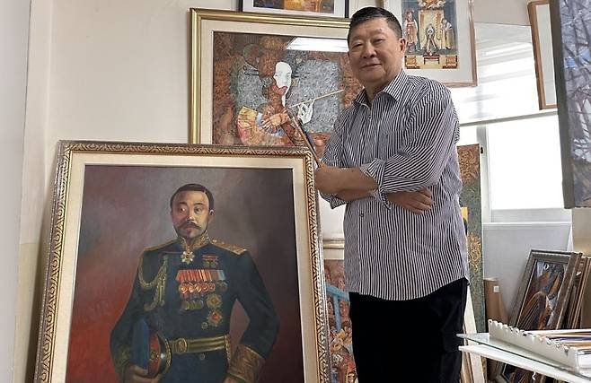 홍범도 장군 초상화 배경으로 포즈 취한 문빅토르 화백 (광주=연합뉴스) 이세영 기자 = 지난 1월 12일 광주 고려인마을 내에 있는 고려인종합지원센터 2층 작업실에서 홍범도 장군 초상화를 배경으로 포즈를 취한 문빅토르 화백. 이 작품은 고려인마을 홈페이지에 경매가 200억원에 올라와 있다. 2026. 1. 12. seva@yna.co.kr