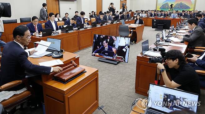 국회 정무위 전체회의 (서울=연합뉴스) 이동해 기자 = 유동수 위원장이 28일 국회에서 열린 정무위원회 전체회의에서 의사봉을 두드리고 있다. 2026.7.28 eastsea@yna.co.kr