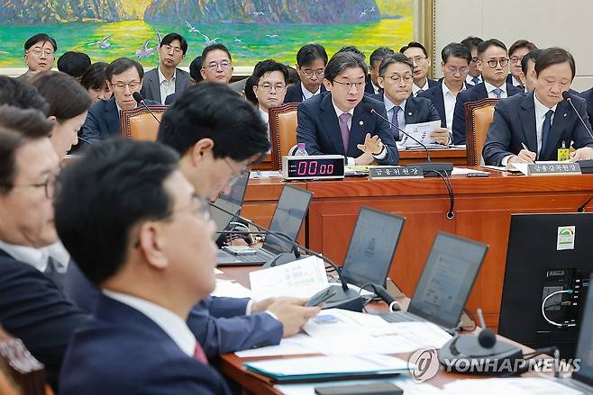 정무위 전체회의서 답변하는 이억원 금융위원장 (서울=연합뉴스) 신현우 기자 = 이억원 금융위원장이 29일 국회에서 열린 정무위원회 전체회의에서 의원 질의에 답하고 있다. 오른쪽은 이찬진 금융감독원장. 2026.7.29 nowwego@yna.co.kr