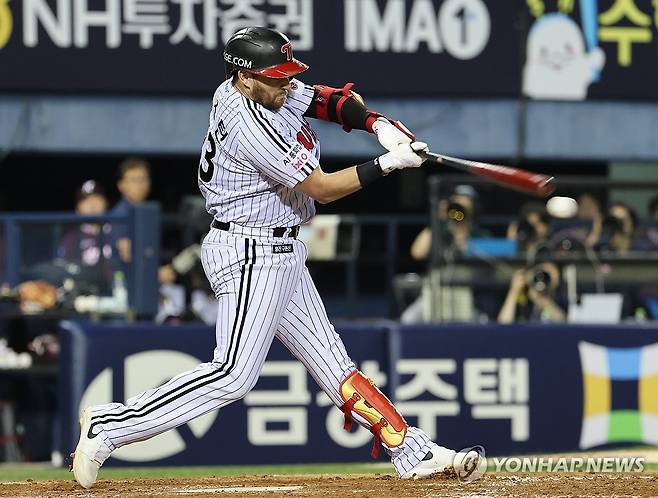 LG 오스틴 딘 (서울=연합뉴스) 서명곤 기자 = 29일 서울 송파구 잠실야구장에서 열린 프로야구 키움 히어로즈와 LG 트윈스의 경기 4회말 2사 1, 2루. LG 오스틴이 1타점 2루타를 치고 있다. 2026.7.29 seephoto@yna.co.kr