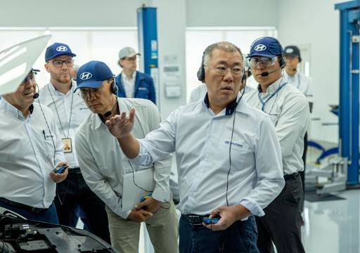 정의선 현대자동차그룹 회장이 현대차 브라질공장 임직원들과 차량 품평을 진행하고 있다. / 현대차그룹