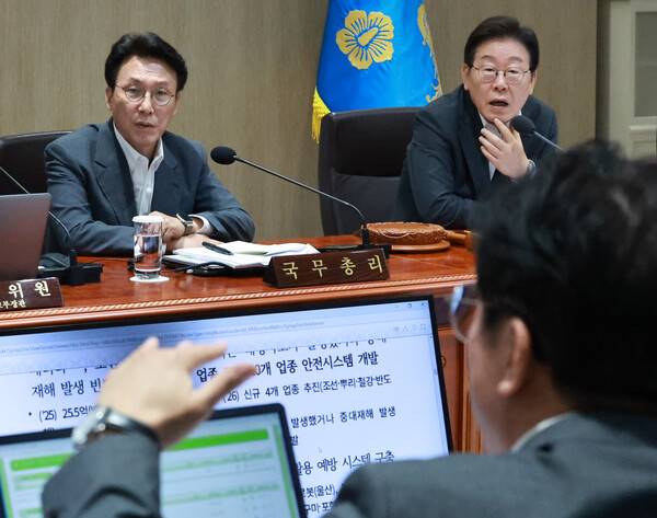 이재명 대통령과 김민석 국무총리가 29일 서울 용산 대통령실 청사에서 열린 국무회의에서 김영훈 고용노동부 장관의 산업재해 관련 발표를 듣고 있다. 2025.7.29. 연합뉴스