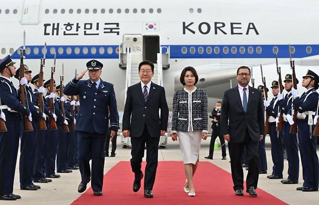 이재명 대통령과 김혜경 여사가 29일(현지시간) 칠레 산티아고 아르투로 메리노 베니테스 국제공항에 도착한 공군 1호기에서 내려 이동하고 있다. 2026.7.30 연합뉴스