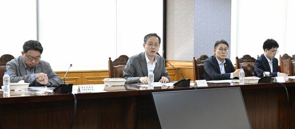 이형일(왼쪽에서 두 번째) 재정경제부 1차관이 30일 서울 중구 은행회관에서 주재한 ‘거시경제금융회의’에서 모두발언을 하고 있다. 재경부 제공
