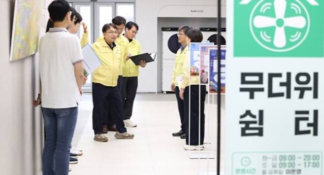 김광용 행정안전부 재난안전관리본부장이 지난 25일 대구광역시 서구 내당도서관 무더위쉼터를 찾아 폭염 대응 쉼터 운영현황을 점검하고 있다. 행정안전부 제공