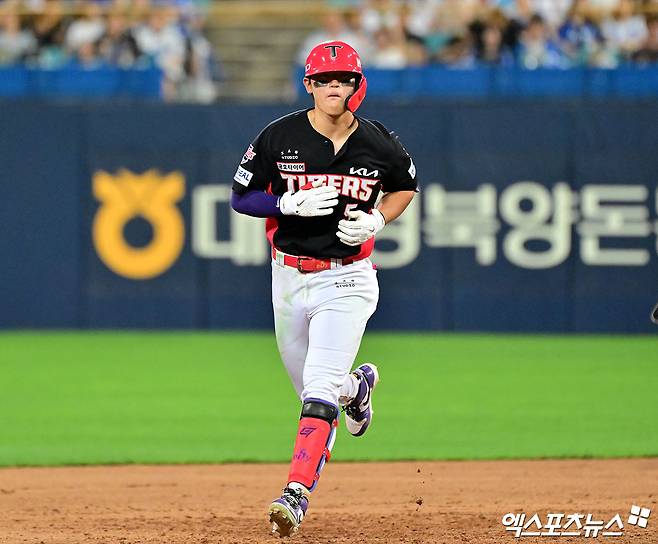 29일 오후 대구삼성라이온즈파크에서 열린 '2026 신한 SOL Bank KBO리그' KIA 타이거즈와 삼성 라이온즈의 경기, 8회초 2사 1,2루 KIA 김도영이 스리런 홈런을 날린 후 그라운드를 돌고 있다. 대구, 김한준 기자