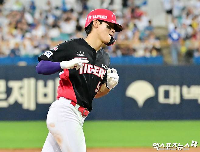 29일 오후 대구삼성라이온즈파크에서 열린 '2026 신한 SOL Bank KBO리그' KIA 타이거즈와 삼성 라이온즈의 경기, 8회초 2사 1,2루 KIA 김도영이 스리런 홈런을 날린 후 그라운드를 돌고 있다. 대구, 김한준 기자