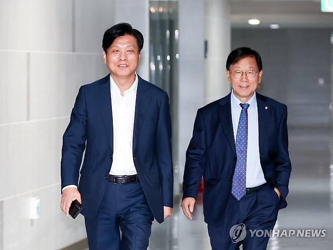 재정경제기획위원회 당정 입장하는 조승래 위원장 (서울=연합뉴스) 배재만 기자 = 조승래 국회 재정경제기획위원회 위원장(왼쪽)이 30일 국회 의원회관에서 열린 세제개편 안 논의를 위한 국회 재정경제기획위원회 비공개 당정 협의에 입장하고 있다. 오른쪽은 윤후덕 위원. 2026.7.30 scoop@yna.co.kr