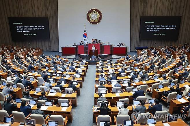 선관위 특검법 제안 설명 (서울=연합뉴스) 신현우 기자 = 국회 법제사법위원인 더불어민주당 김남희 의원이 30일 국회에서 열린 7월 임시국회 제3차 본회의에서 '제9회 전국동시지방선거 투표용지 부족 사태 등 국민참정권 침해 의혹 진상규명을 위한 특별검사의 임명 등에 관한 법률안' 제안 설명을 하고 있다. 2026.7.30 nowwego@yna.co.kr