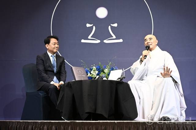 퇴우정념스님과 이광재 국회의원이 지난 6월19일 앰배서더 서울 풀만 호텔에서 열린 출판 기념회에서 북토크하고 있는 모습.강원일보 DB