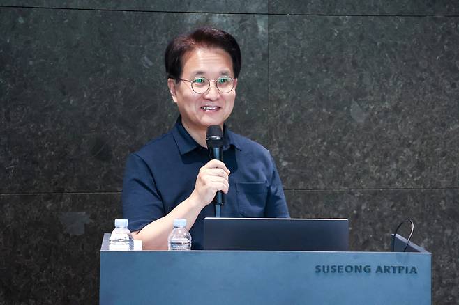 지난 21일 수성아트피아 대극장 로비에서 열린 로비톡톡 강연 클래식 명선율에 숨은 비 읽어내기에서 유윤종 음악평론가는 클래식 선율 뒤 숨겨진 이야기들을 인문학적 시선으로 풀어냈다. <수성아트피아 제공>