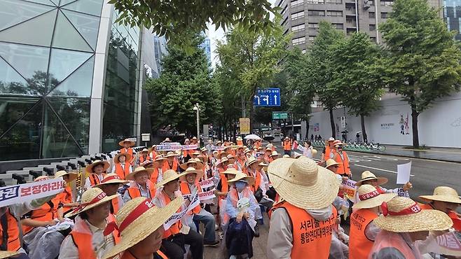 ▲서울 서리풀1지구 토지주와 주민들이 22일 오후 서울시청 앞에서 열린 '생존권 사수 궐기대회'에서 정당한 보상과 공공주택 공급계획 재검토를 촉구하고 있다. 사진=장혜원 기자