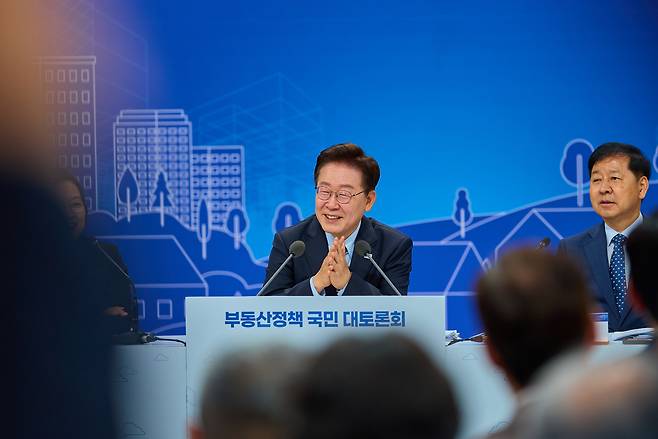 ▲ 이재명 대통령이 지난 23일 서울 여의도 KBS 별관에서 '부동산정책 국민대토론회'를 주재했다. 자료사진 청와대