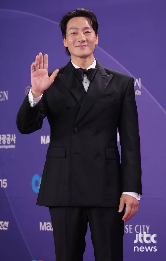 배우 박해수가 31일 오후 인천 파라다이스시티에서 열린 '제5회 청룡시리즈어워즈' 레드카펫 행차에 참석해 포즈를 취하고 있다. 박세완 엔터뉴스팀 기자 park.sewan@jtbc.co.kr