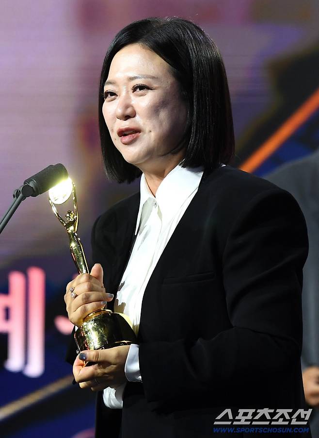 제5회 청룡시리즈어워즈(Blue Dragon Series Awards)가 31일 인천 파라다이스시티 크로마에서 열렸다. 최우수여자예능인상 수상한 김숙. 인천=송정헌 기자songs@sportschosun.com/2026.07.31/