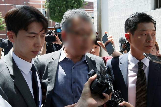 31일 오전 여고생 살해범 장윤기 사건 관련 초동 수사 축소·은폐 의혹을 받는 박 모 경정(광주 광산경찰서 전 형사과장) 변호인이 구속 전 피의자 심문(영장실질심사)을 마치고 법정 앞에서 발언하고 있다. /뉴스1