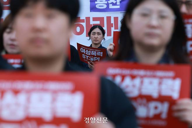 젠더폭력해결페미니스트연대 등 여성 단체 관계자들이 4월 5일 서울 용산구 용산역 인근에서 강남역 여성살해사건 10주기를 맞아 ‘전국 순회 여성폭력 다이인 7차’ 퍼포먼스를 진행하고 있다. 정효진 기자