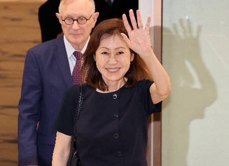 (인천공항=뉴스1) 김진환 기자 = 미셸 스틸(한국명 박은주) 신임 주한미국대사가 30일 인천국제공항 제2여객터미널을 통해 입국하며 손을 들어 인사하고 있다. 한국계 첫 여성 주한 미국대사로 지명된 미셸 스틸 대사는 1955년 서울에서 태어난 실향민 2세로 2020년과 2022년 캘리포니아주 연방하원의원에 두 차례 당선된 정치인 출신이다. 2026.7.30/뉴스1 Copyright (C) 뉴스1. All rights reserved. 무단 전재 및 재배포, AI학습 이용 금지. /사진=(인천공항=뉴스1) 김진환 기자