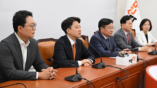 이준석 개혁신당 대표가 15일 오전 서울 여의도 국회에서 취임 인사차 방문한 국민의힘 정점식 신임 원내대표를 만난 자리에서 인사말을 하고 있다. 이상섭 기자