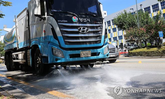 도로 열기 식히는 살수차 (양산=연합뉴스) 이준영 기자 = 사흘째 최고 기온 40도를 넘긴 31일 경남 양산시 남부동 한 도로에서 살수차가 물을 뿌리며 지나가고 있다. 이날 양산지역 최고 기온은 오후 1시 기준 41도로 올해 역대 최고 기온을 경신했다. 2026.7.31 ljy@yna.co.kr